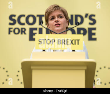 Glasgow, UK. 17. Mai 2019. Nicola Stör, Erster Minister und Leiter der Scottish National Party, startet der SNP Europäischen Wahlprogramm in der Barras in Glasgow Ende heute. Die SNP möchten Brexit zu stoppen und die Beziehungen zu unseren europäischen Nachbarn und Handelspartnern halten. Stockfoto