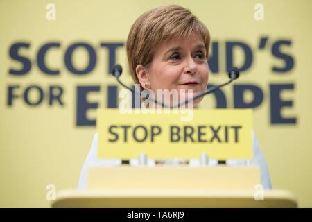 Glasgow, UK. 17. Mai 2019. Nicola Stör, Erster Minister und Leiter der Scottish National Party, startet der SNP Europäischen Wahlprogramm in der Barras in Glasgow Ende heute. Die SNP möchten Brexit zu stoppen und die Beziehungen zu unseren europäischen Nachbarn und Handelspartnern halten. Stockfoto