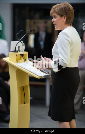 Glasgow, UK. 17. Mai 2019. Nicola Stör, Erster Minister und Leiter der Scottish National Party, startet der SNP Europäischen Wahlprogramm in der Barras in Glasgow Ende heute. Die SNP möchten Brexit zu stoppen und die Beziehungen zu unseren europäischen Nachbarn und Handelspartnern halten. Stockfoto