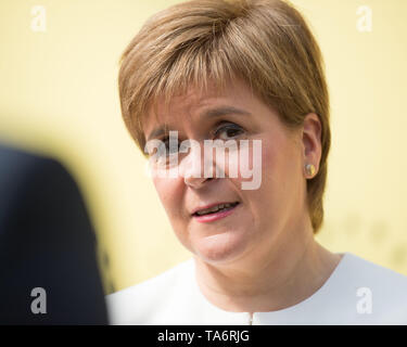Glasgow, UK. 17. Mai 2019. Nicola Stör, Erster Minister und Leiter der Scottish National Party, startet der SNP Europäischen Wahlprogramm in der Barras in Glasgow Ende heute. Die SNP möchten Brexit zu stoppen und die Beziehungen zu unseren europäischen Nachbarn und Handelspartnern halten. Stockfoto