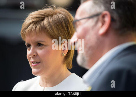 Glasgow, UK. 17. Mai 2019. Nicola Stör, Erster Minister und Leiter der Scottish National Party, startet der SNP Europäischen Wahlprogramm in der Barras in Glasgow Ende heute. Die SNP möchten Brexit zu stoppen und die Beziehungen zu unseren europäischen Nachbarn und Handelspartnern halten. Stockfoto