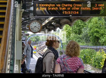 London, Großbritannien, 14. Juni 2018. Ein klassisches Symbol der London: die Uhr mit Händen in fast allen U-Bahn-Stationen sichtbar. Mit seinem Retro-look, es Stan Stockfoto