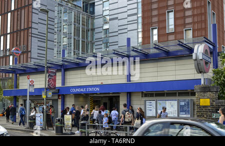 London, Großbritannien, 14. Juni 2018. Der Eingang zur U-Bahn station Colindale, am Stadtrand von London. Weiße Schrift auf blauem backgro Stockfoto