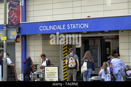 London, Großbritannien, 14. Juni 2018. Der Eingang zur U-Bahn station Colindale, am Stadtrand von London. Weiße Schrift auf blauem backgro Stockfoto