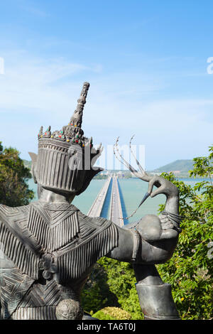 Blick von Thaksin Folklore Museum über die Thale Sap und Prem Tinsulanonda Brücke, Ko Yo, Songkhla, Thailand Stockfoto