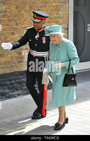 Die Lord-Lieutenant von Greater London, Sir Kenneth Olisa, grüßt Königin Elizabeth II. als sie in Covent Garden, London, wo Sie eine Replik eines der ursprünglichen Sainsbury Geschäften Blick ankommt. Stockfoto