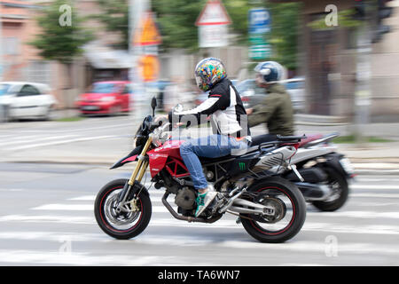 Belgrad, Serbien - Mai 20, 2019: zwei Motorräder sppeding auf der Stadt. Stockfoto