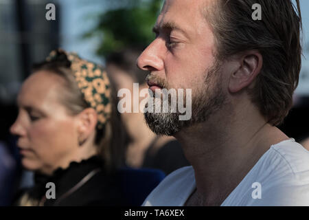 World Meditation Tag durchgeführt, an der Spitze der Gherkin Gebäude führte durch Meditation Guru wird Williams. London, Großbritannien. Stockfoto