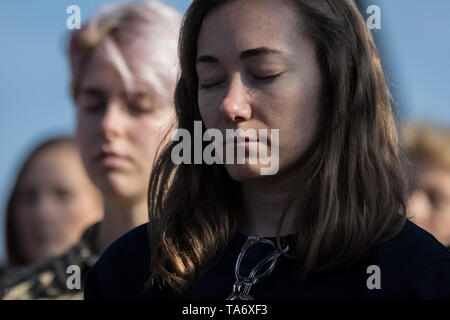 World Meditation Tag durchgeführt, an der Spitze der Gherkin Gebäude führte durch Meditation Guru wird Williams. London, Großbritannien. Stockfoto