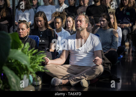 World Meditation Tag durchgeführt, an der Spitze der Gherkin Gebäude führte durch Meditation Guru wird Williams. London, Großbritannien. Stockfoto