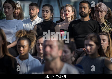 World Meditation Tag durchgeführt, an der Spitze der Gherkin Gebäude führte durch Meditation Guru wird Williams. London, Großbritannien. Stockfoto