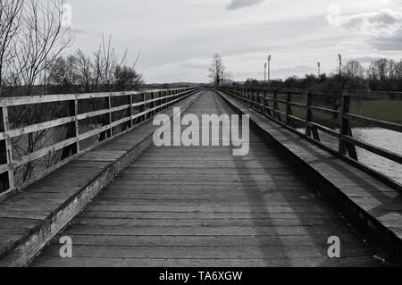 Holzsteg über den Fluss Korana in Karlovac, Kroatien, Monochrom Stockfoto