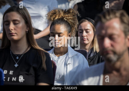 World Meditation Tag durchgeführt, an der Spitze der Gherkin Gebäude führte durch Meditation Guru wird Williams. London, Großbritannien. Stockfoto