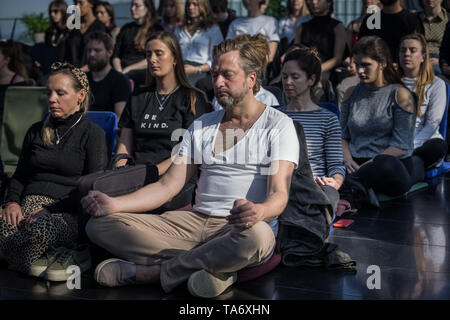 World Meditation Tag durchgeführt, an der Spitze der Gherkin Gebäude führte durch Meditation Guru wird Williams. London, Großbritannien. Stockfoto