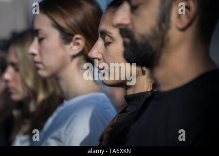 World Meditation Tag durchgeführt, an der Spitze der Gherkin Gebäude führte durch Meditation Guru wird Williams. London, Großbritannien. Stockfoto