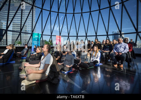 World Meditation Tag durchgeführt, an der Spitze der Gherkin Gebäude führte durch Meditation Guru wird Williams. London, Großbritannien. Stockfoto