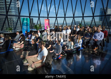 World Meditation Tag durchgeführt, an der Spitze der Gherkin Gebäude führte durch Meditation Guru wird Williams. London, Großbritannien. Stockfoto