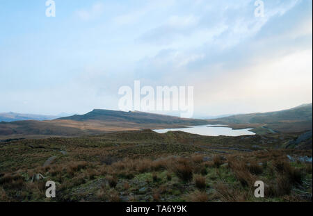 Blick über Loch Leathan aus der Bahn bringt Wanderer aus dem alten Mann von Storr auf der Insel Skye. Stockfoto