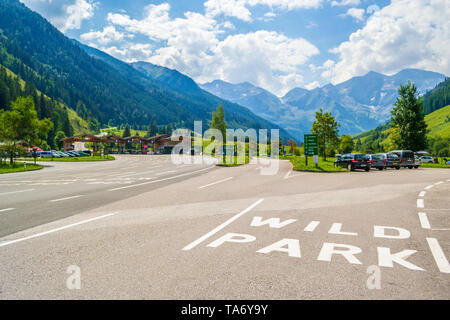 Taxenbacher-Fusch, Österreich - 17. August 2018: Fahrbahnmarkierungen zu Wild & Freizeitpark Ferleiten Eingang am Beginn der Großglockner Al Stockfoto