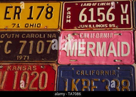 Ukraine, Lviv - Mai, 2019: Nummernschilder in retro Garage. Sammlung von alten amerikanischen Nummernschilder. Stockfoto