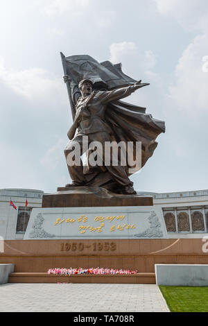 Pyongyang, Nordkorea - Juli 29, 2014: Museum der Sieg. Statue eines Soldaten am Eingang des siegreichen Vaterländischen Befreiungskrieg Museum. Stockfoto