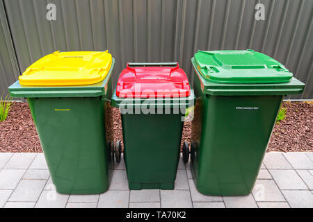 Blick von oben auf die australischen Müll wheelie Bins für Recycling, allgemeine und Grünschnitt von lokalen Rat Stockfoto