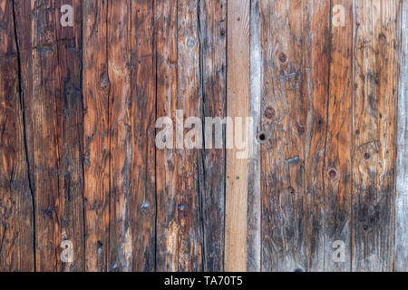 Detail Nahaufnahme von Verwitterten getragen braunes Holz panel Doppeltüren mit schlüsselloch Garage in traditionelles Gebäude in Chamonix Frankreich outhouse Stockfoto