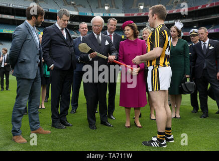 König Carl XVI Gustaf und Königin Silvia von Schweden eine von Kilkenny hurler Richie Hogan im Croke Park in Dublin schleudern während des schwedischen Staatsbesuch in Irland. Stockfoto