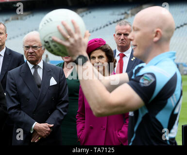 König Carl XVI Gustaf und Königin Silvia von Schweden Sehen Sie sich eine Demonstration von Gaelic football im Croke Park in Dublin während der schwedischen Staatsbesuch in Irland. Stockfoto