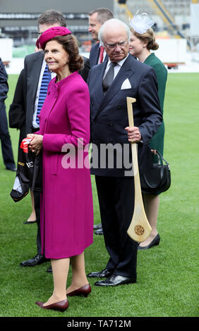 König Carl XVI Gustaf und Königin Silvia von Schweden mit einem schleudern Sie in Dublin Croke Park während der schwedische Staat Besuch in Irland vorgestellt wurden. Stockfoto