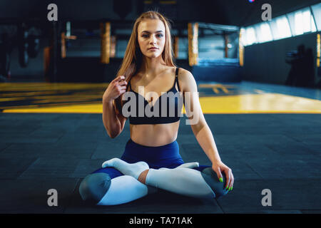 Stretching gymnast Mädchen Yoga exersizes. Blick auf die attraktive junge Frau tun Lotussitz Stockfoto