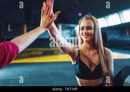 Junge attraktive Mädchen, fünf in der Sporthalle Hintergrund Stockfoto