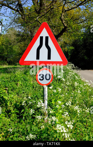 Straße verengt Schild und 30 mph Höchstgeschwindigkeit Zeichen, North Norfolk, England Stockfoto