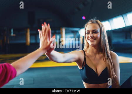 Junge attraktive Mädchen, fünf in der Sporthalle Hintergrund Stockfoto