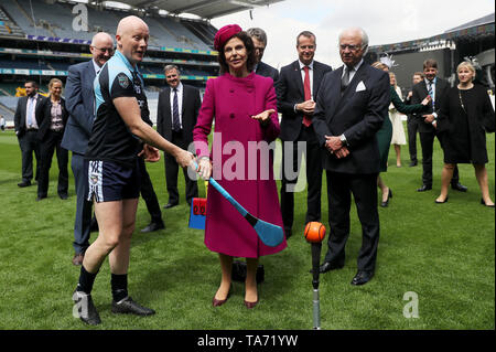 König Carl XVI Gustaf als Königin Silvia von Schweden hurling im Croke Park in Dublin versucht während des schwedischen Staatsbesuch in Irland. Stockfoto