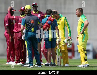 Australiens Usman Khawaja (2. rechts) reibt seinen Kopf, nachdem Sie von einem türsteher von West Indies' Andre Russell während der Wm hit Warm-up-Match in der Gärtnerei Boden, Southampton. Stockfoto