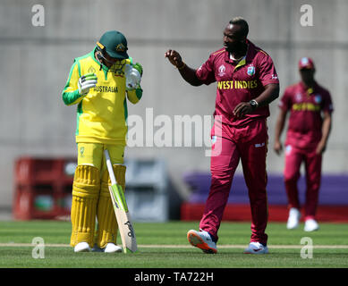 West Indies' Andre Russell (rechts) prüft auf Australiens Usman Khawaja (links) nach ihm auf den Kopf schlägt mit einem Türsteher während der Wm Testspiel in der Gärtnerei Boden, Southampton. Stockfoto