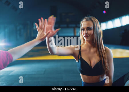 Junge attraktive Mädchen, fünf in der Sporthalle Hintergrund Stockfoto