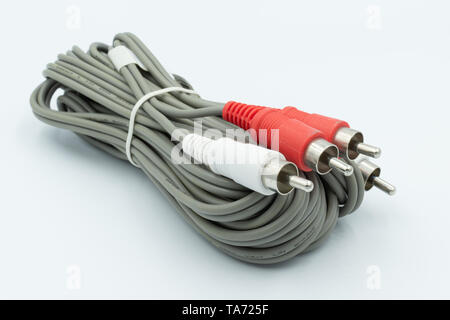 Dies ist eine Erfassung für einen roten und weißen RCA-Kabel auf einem weißen Hintergrund und ein Studio Licht Stockfoto