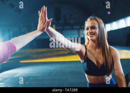 Junge attraktive Mädchen, fünf in der Sporthalle Hintergrund Stockfoto