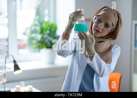 Frau arbeiten im chemischen Labor Studium Chemical Agent Stockfoto