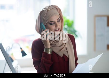 Junge schöne Frau ihren Ehemann Berufung von Arbeit Stockfoto