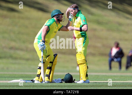 Australiens Aaron Fink (links) hilft Teamkollege Steve Smith sein Auge während der Wm warm Check-up Match in der Gärtnerei Boden, Southampton. Stockfoto