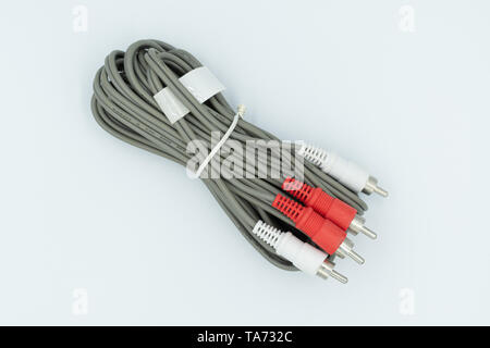 Dies ist eine Erfassung für einen roten und weißen RCA-Kabel auf einem weißen Hintergrund und ein Studio Licht Stockfoto
