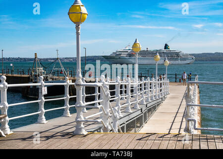 Blick auf den inneren Hafen von Torquay Gehweg mit angelegten Kreuzfahrtschiff in Torbay. Ein beliebter Gast Stop für Torbay und South Devon. Stockfoto