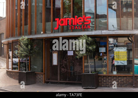 Jamie's Italian Restaurant in der Stadt Surrey Guildford hat aufgrund der Restaurant kette im Besitz von Küchenchef Jamie Oliver in die Verwaltung geschlossen. Ein Hinweis am 21. Mai 2019 auf der vorderen Tür erklären Sie, dass das Restaurant geschlossen hat, und die Benennung der Administratoren erschienen. Stockfoto