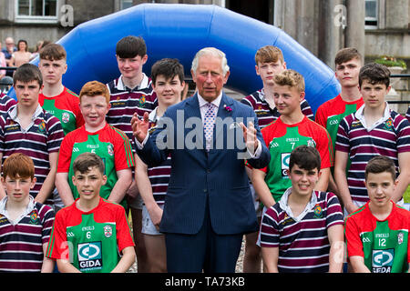 Der Prinz von Wales mit Schülern aus St. Patrick's Grammar School, Armagh und die königliche Schule, Armagh, während ein Engagement im Palace Demense entfernt in Co Armagh. Stockfoto