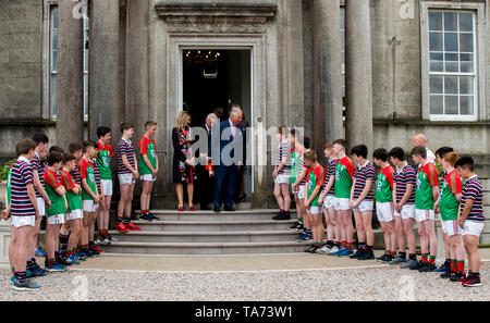 Der Prinz von Wales ist ein Schutz der Ehre von den Schülerinnen und Schülern von St Patrick's Grammar School, Armagh und die königliche Schule, Armagh, nach einem Engagement im Palace Demense entfernt in Co Armagh. Stockfoto