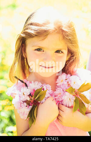 Das ist mein bester Urlaub überhaupt. Frühling. Kleines Mädchen im sonnigen Frühling. Gesichts- und Hautpflege. Allergie zu Blumen. Sommer Mädchen Mode. Glücklich Stockfoto