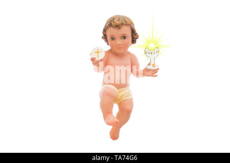 Baby Jesus, der Ersten Heiligen Kommunion Hintergrund. Vintage Figur des Kindes Jesus mit einem Kelch und Hostie isoliert auf einem weißen Hintergrund. Stockfoto